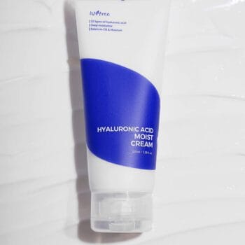A light weight gel textured cream that hydrates and moisturises with none of the greasiness. Containing 5 different molecular weights of Hyaluronic Acid, the Isntree Gel Cream is designed to thoroughly hydrate the layers of the skin, ensuring lightweight, long-lasting hydration and plump, healthy skin. This refreshing cream also features calming green tea and centella to help soothe redness and breakouts .