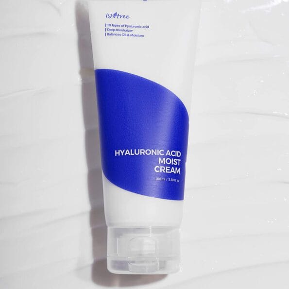 A light weight gel textured cream that hydrates and moisturises with none of the greasiness. Containing 5 different molecular weights of Hyaluronic Acid, the Isntree Gel Cream is designed to thoroughly hydrate the layers of the skin, ensuring lightweight, long-lasting hydration and plump, healthy skin. This refreshing cream also features calming green tea and centella to help soothe redness and breakouts .