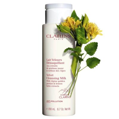 A creamy cleansing milk formulated with gentle, purifying Alpine herbs to melt away lightweight make-up, impurities, and pollutants while preserving the skin's microbiota to leave skin feeling soft, clean, hydrated, and incredibly comfortable