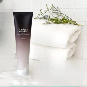 A fine and soft lather that removes impurities without irritating sensitive skin, leaving your skin refreshed and hydrated