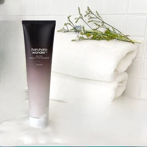 HaruHaru Wonder Moisture 5.5 Soft Cleansing Gel A fine and soft lather that removes impurities without irritating sensitive skin, leaving your skin refreshed and hydrated